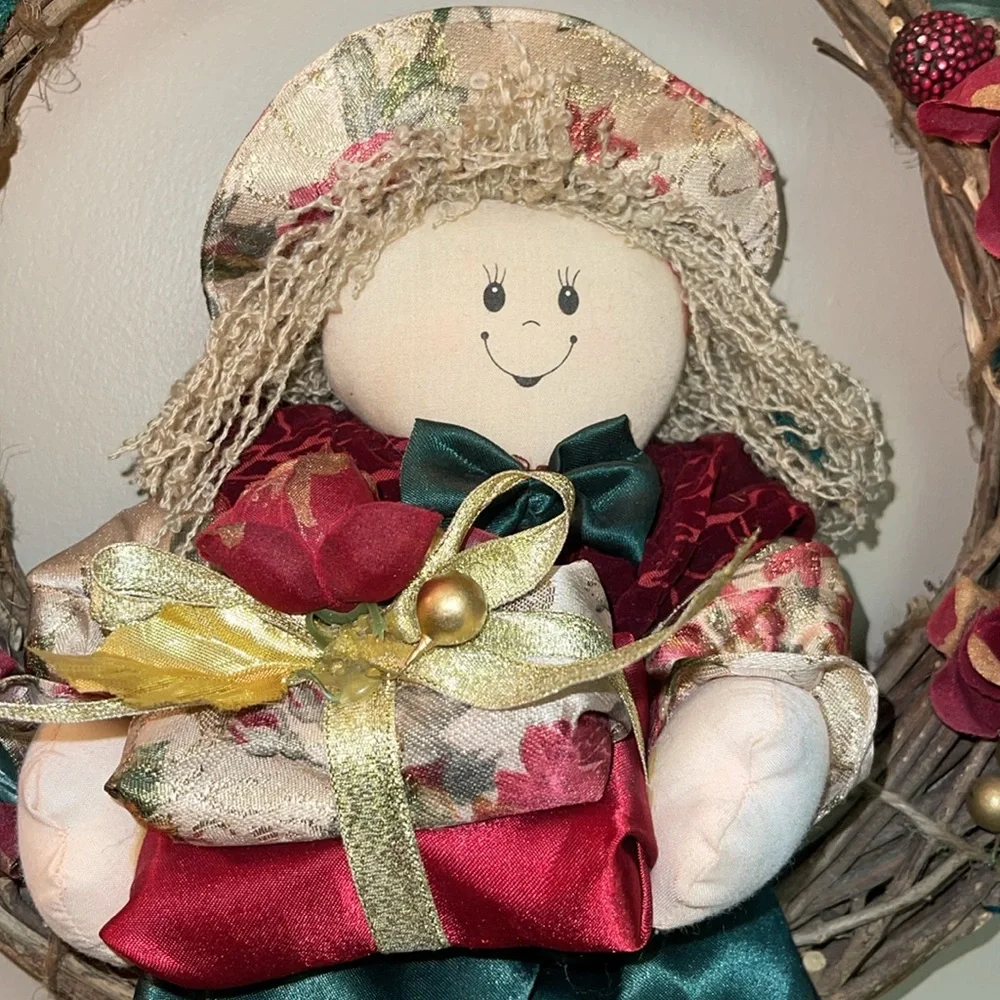 🎄Holiday Vine Ring Wreath With Doll Bearing Gifts 🎄